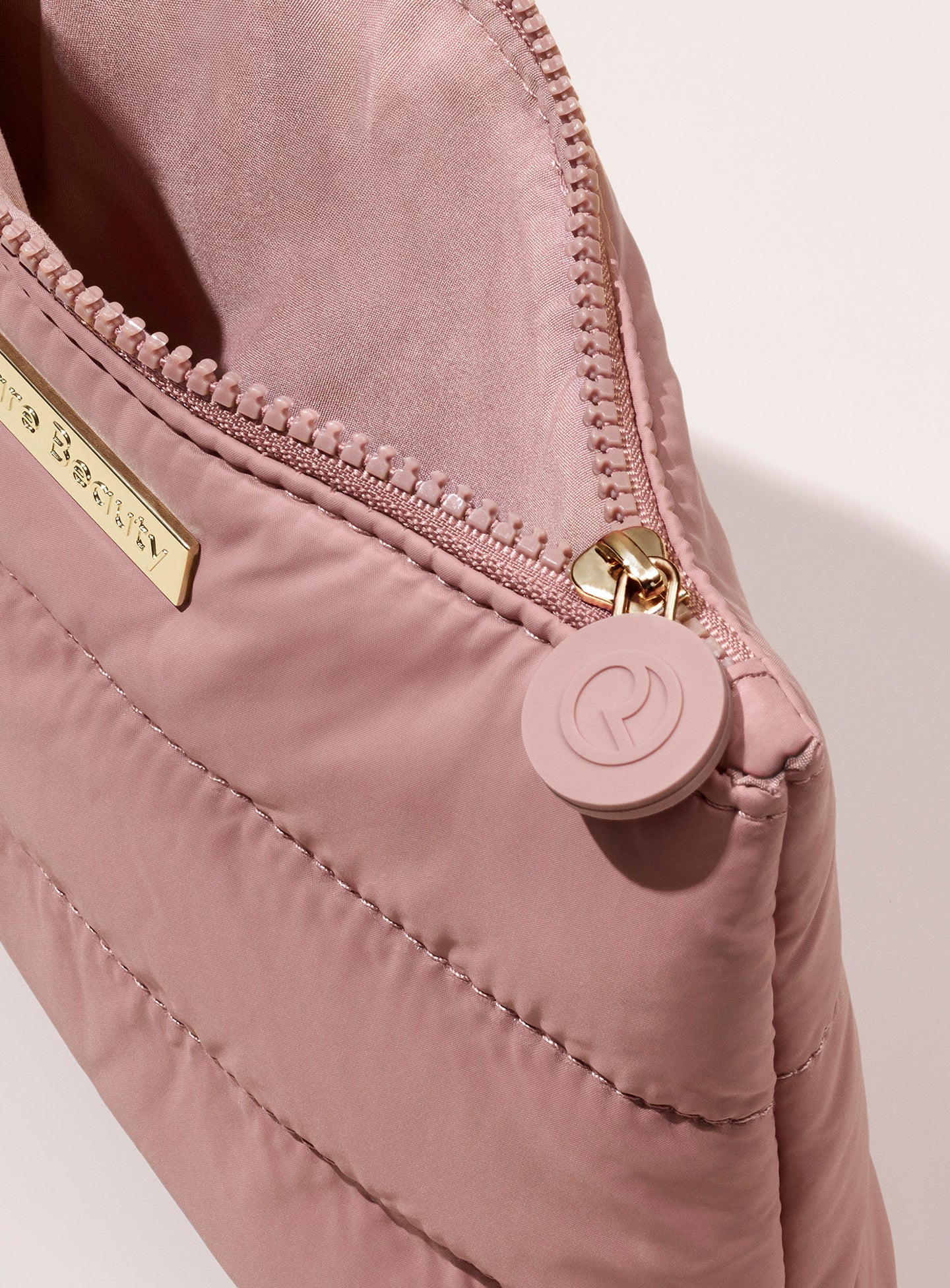 Rare Beauty- Find Comfort Puffy Makeup Bag Mauve *PREORDEN*