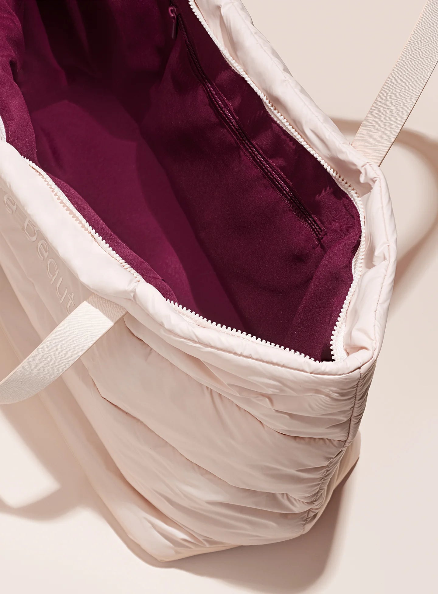 Rare Beauty- Puffy Traveler Tote *PREORDEN*